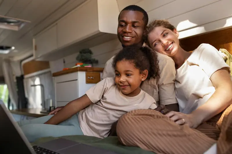 nomad-family-traveling-living-van (2) nomad-family-traveling-living-van (2)